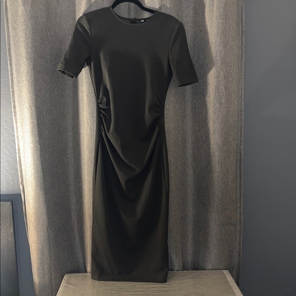 Zara Dresses & Skirts - Zara Black Short-Sleeve Ruched Midi Dress